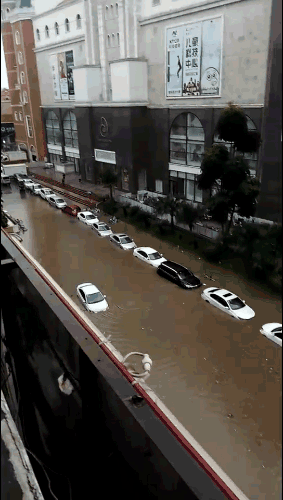 突发！东莞时空错乱！多个镇街被淹！车都翻了！