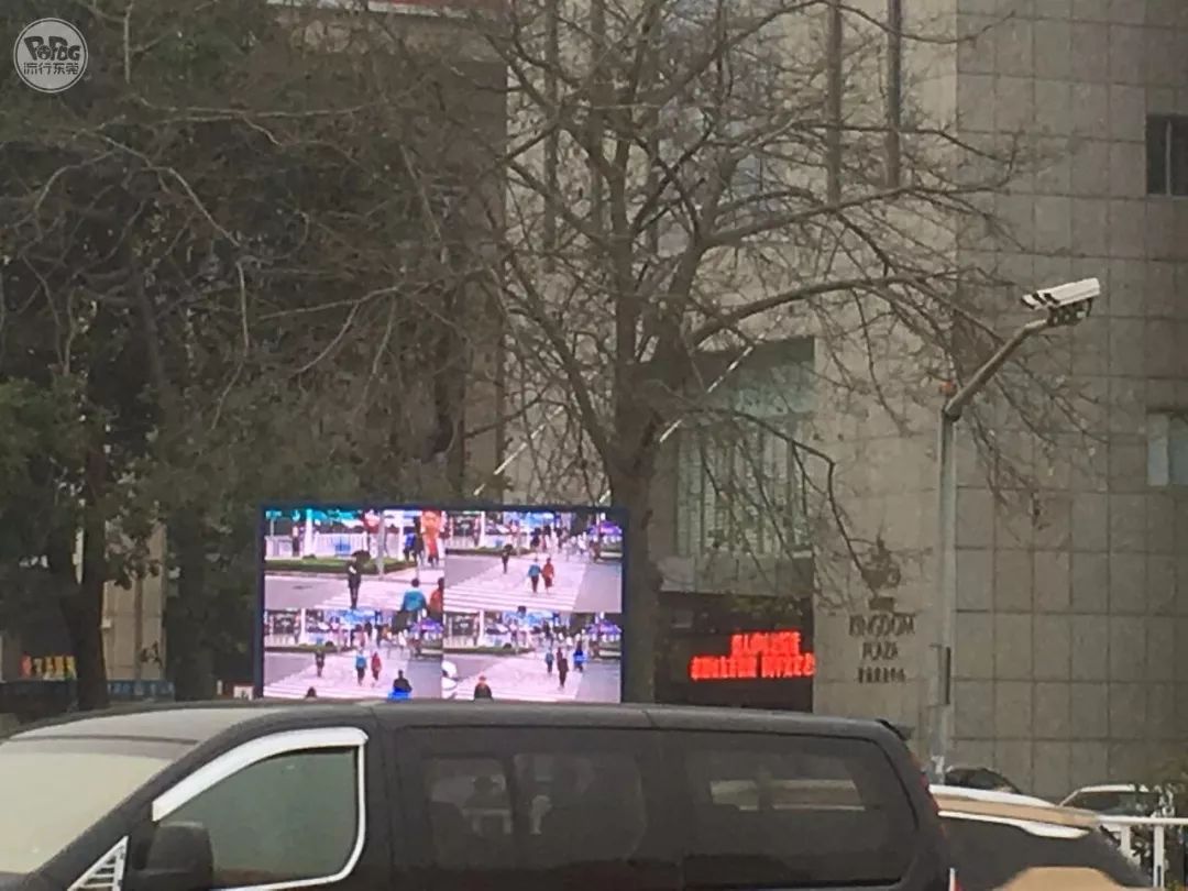 太羞耻了! 东城这个路口惊现巨型屏幕，其中画面"不堪入目"！