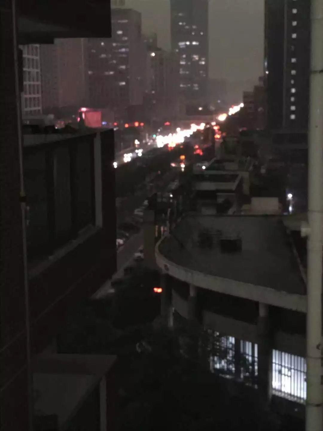 突发！东莞时空错乱！多个镇街被淹！车都翻了！