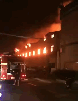 太吓人！东莞又一工厂突发严重火灾！旁边就是加油站.........