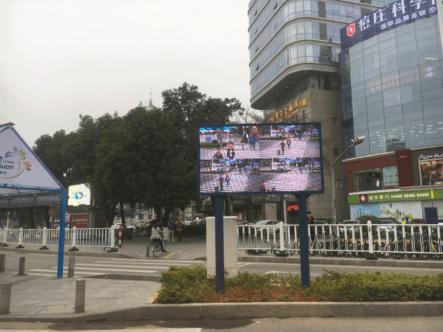太羞耻了! 东城这个路口惊现巨型屏幕，其中画面"不堪入目"！