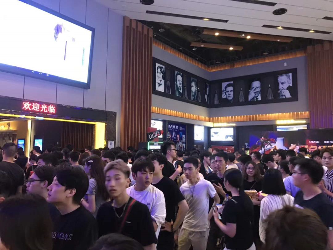 今天凌晨，东莞电影院发生这一幕，场面堪比“春运”！