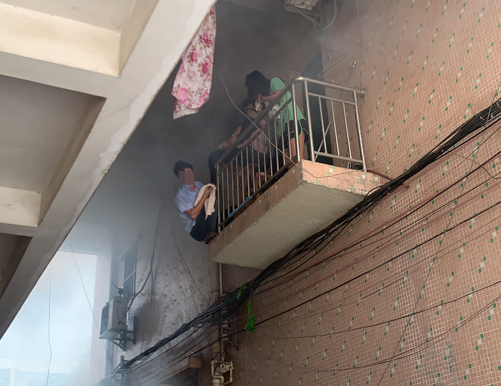 紧急救援！东莞一居民住宅起火，6名群众被困！
